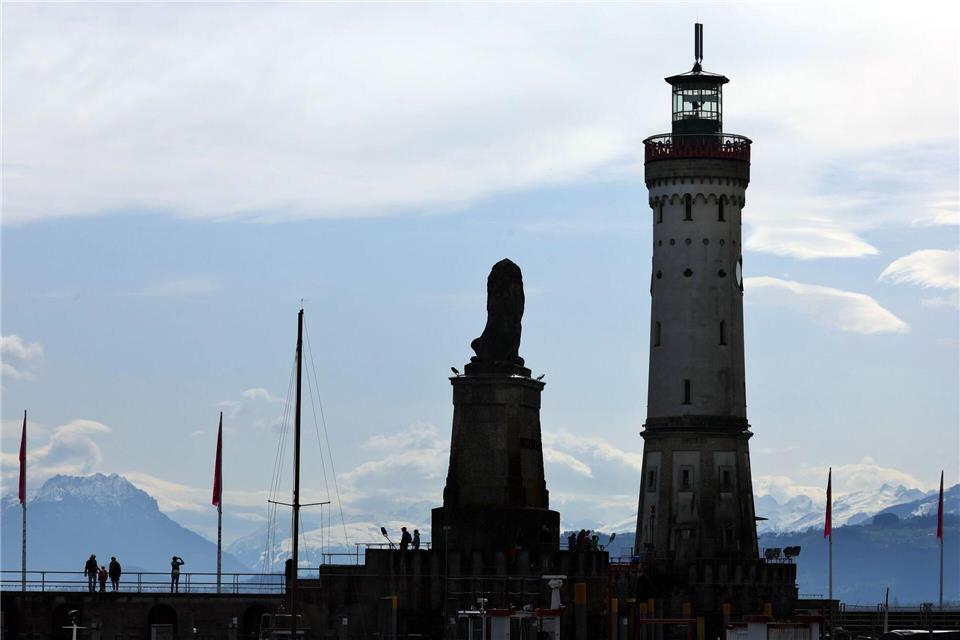 Die Lindauer Wahrzeichen, der bayerische Löwe und Deutschlands südlichster Leichtturm, sind jedes Jahr Ziel von Nobelpreisträgern und Nachwuchswissenschaftlern aus der ganzen Welt. (Archivbild)Karl-Josef Hildenbrand/dpa
