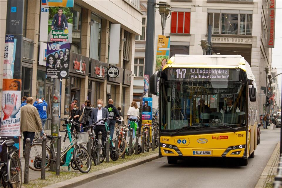 Die Linie 147 zwischen dem Ostbahnhof und dem Leopoldplatz war im vergangenen Jahr die langsamste ganzjährig verkehrende Buslinie. (Archivbild)Carsten Koall/dpa