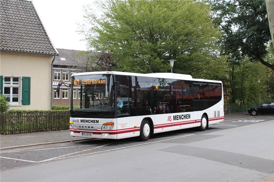 Die Linie R21/295 verbindet Dorsten und Borken. Der Bus fährt im Stundentakt und hält auch an der Silvesterschule in Erle.