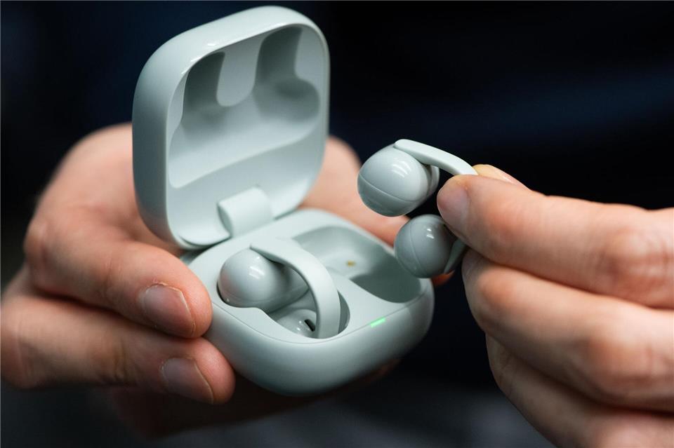 Die LinkBuds Clip klippsen sich magnetisch fest in ihr Gehäuse, alle Teile sind gut erreichbar und lassen sich auch gut reinigen.Franziska Gabbert/dpa-tmn