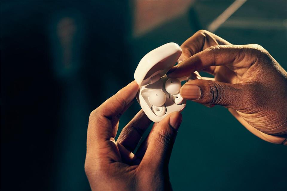 Die LinkBuds Open sind leichte In-Ear-Kopfhörer mit einer ringförmigen Konstruktion, die für eine bessere Wahrnehmung der Umgebung sorgen sollen (ca. 200 Euro).Sony/dpa-tmn