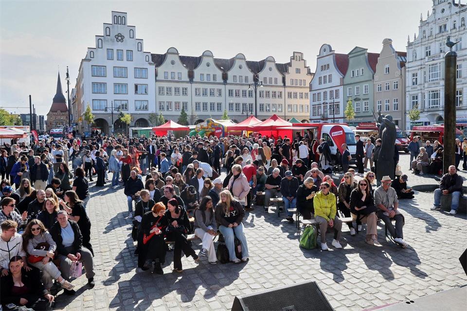 Die Linke beendete ihren Wahlkampf offiziell in Rostock auf dem Neuen Markt.Bernd Wüstneck/dpa