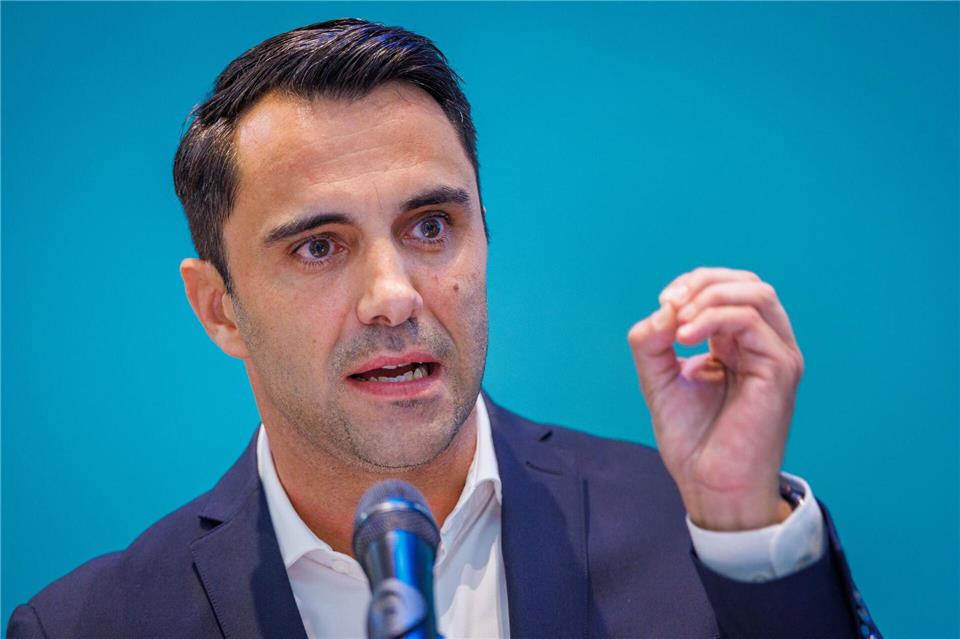 Die Linke entfernt sich immer weiter von der demokratischen Mitte, findet CDU-Chef Daniel Peters. (Archivbild)Jens Büttner/dpa