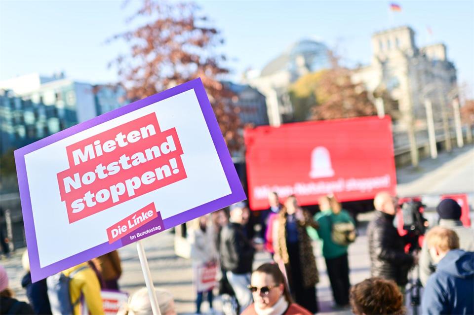 Die Linke hat die Bezahlbarkeit von Mietwohnungen zum Topthema erklärt. (Archivbild) Sebastian Christoph Gollnow/dpa