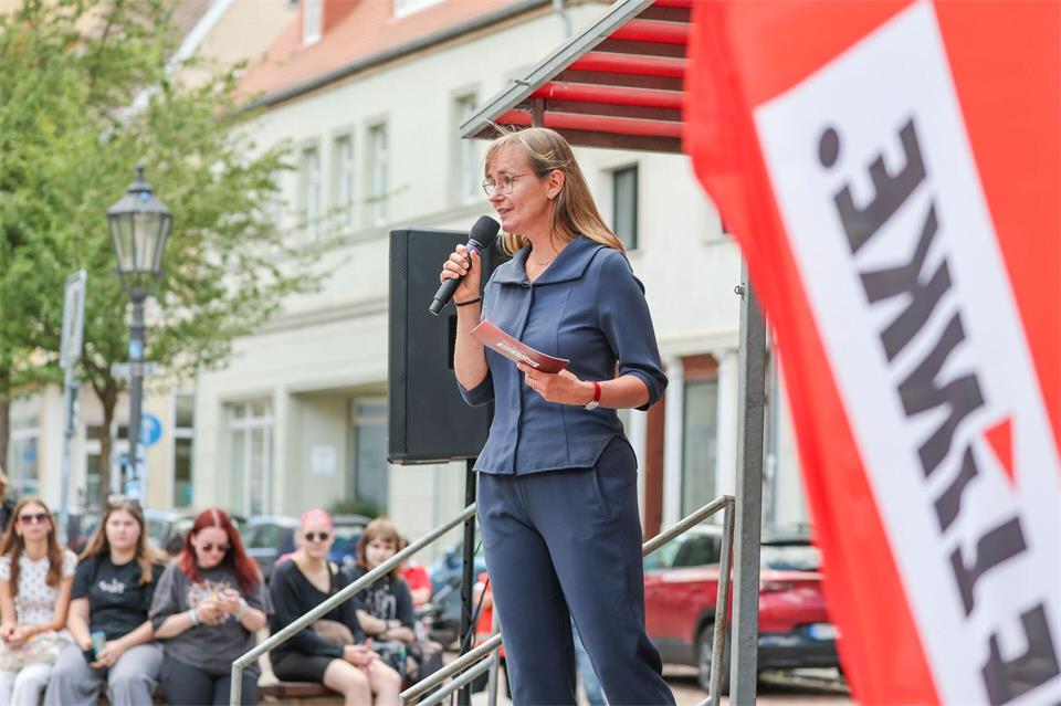 Die Linke mit Spitzenkandidatin Eva von Angern setzt in der Krise der Chemieindustrie unter anderem auf eine staatlich finanzierte Industriestiftung. (Archivbild) Jan Woitas/dpa