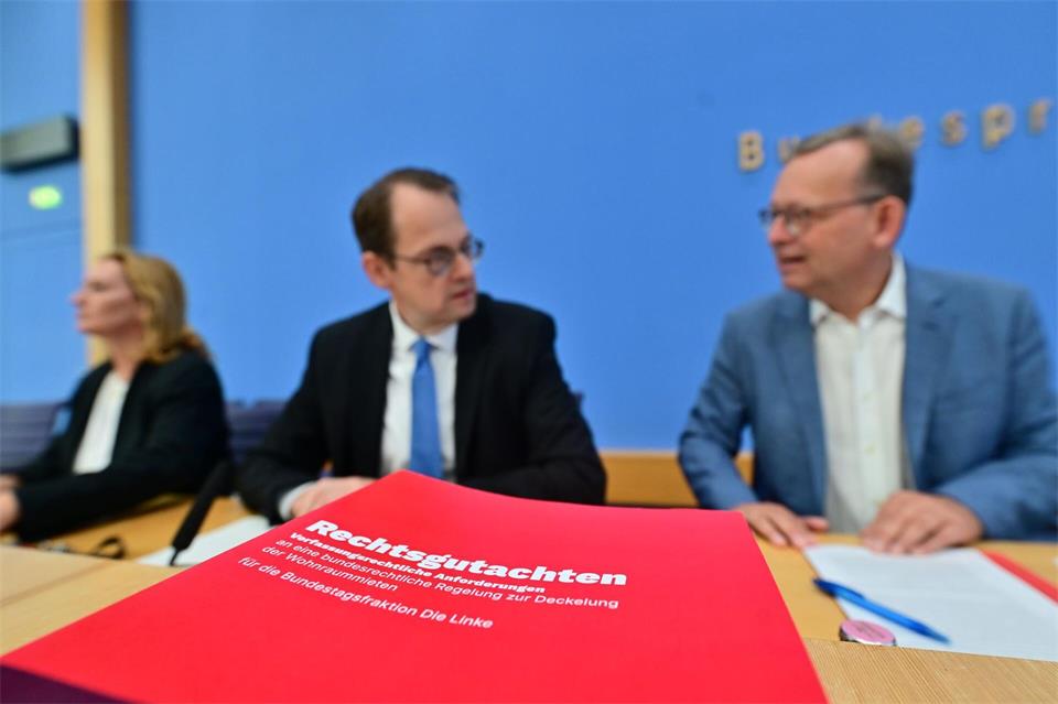 Die Linke plädierte bei einer Pressekonferenz in Berlin für einen Mietendeckel. Sebastian Gollnow/dpa