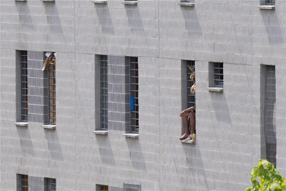 Die Linken verlangen mehr Geld für Verpflegung und Arbeit in den sächsischen Gefängnissen (Symbolbild).Sebastian Kahnert/dpa