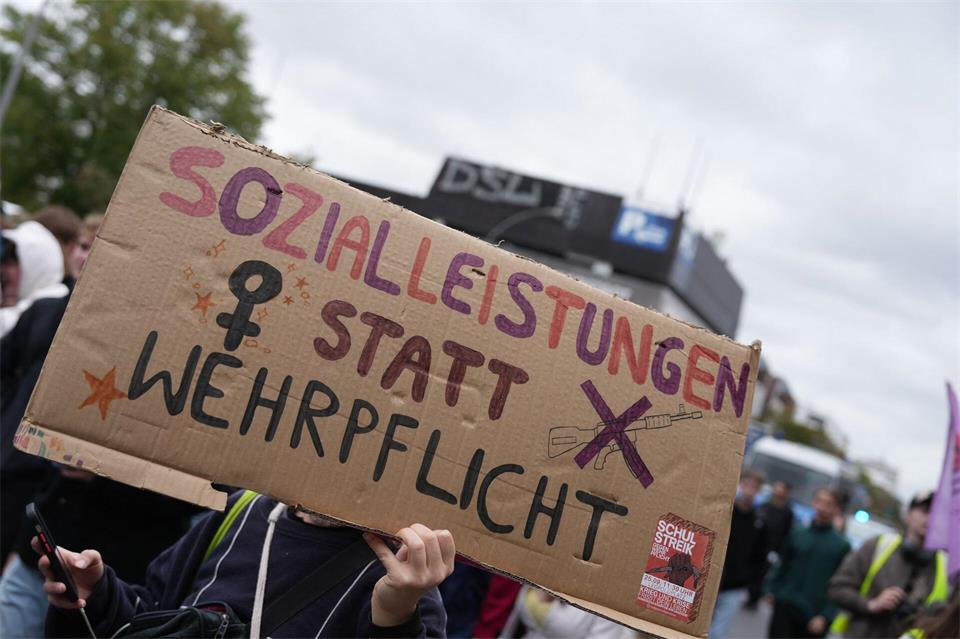 Die Linksjugend bezeichnete die Polizei nach einer Demonstration als „kriminellen Clan“.Sven Kaeuler/dpa