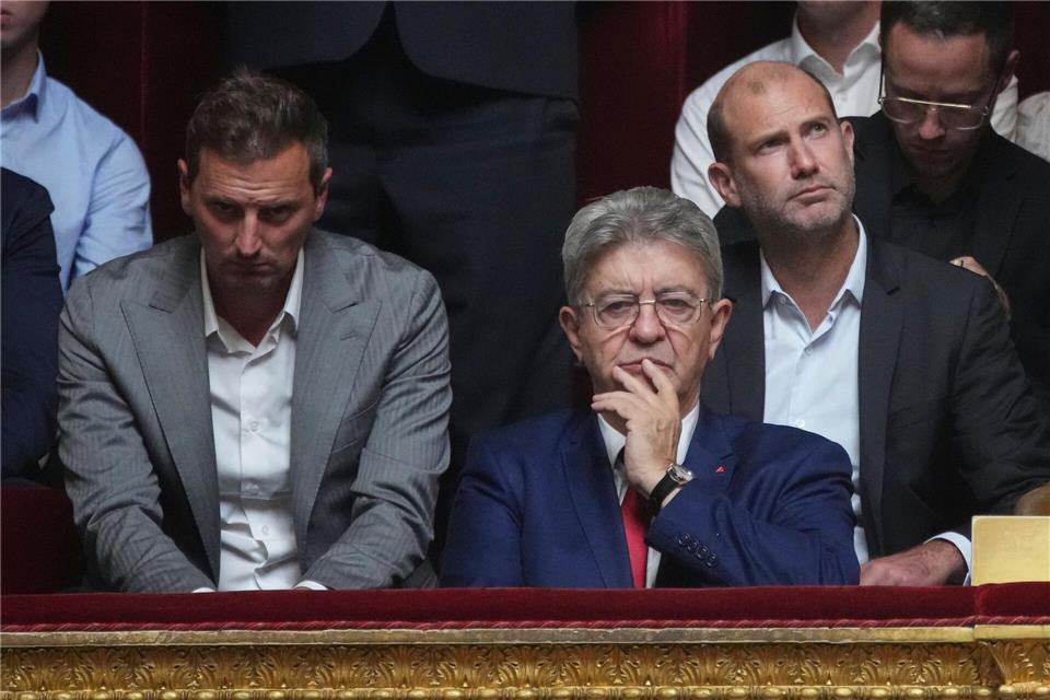 Frankreich sucht nach Regierungssturz neuen Premier Die Linkspartei fordert nach dem Sturz von Bayrous Regierung auch den Rücktritt von Präsident Emmanuel Macron.Christophe Ena/AP/dpa