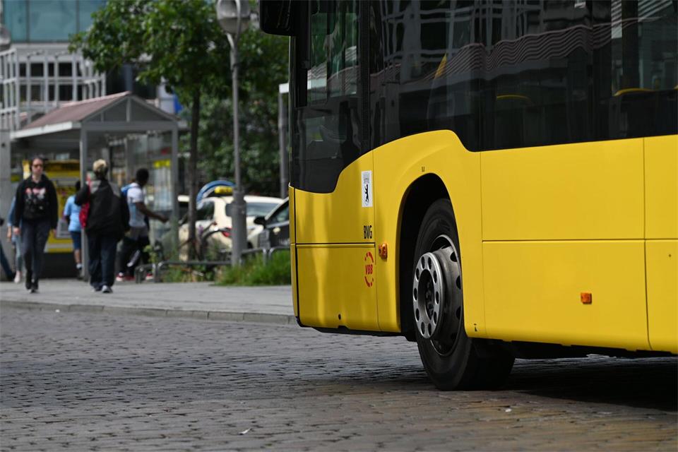 Die Löschanlage des Busses verhinderte Schlimmeres. (Symbolbild) Helena Dolderer/dpa