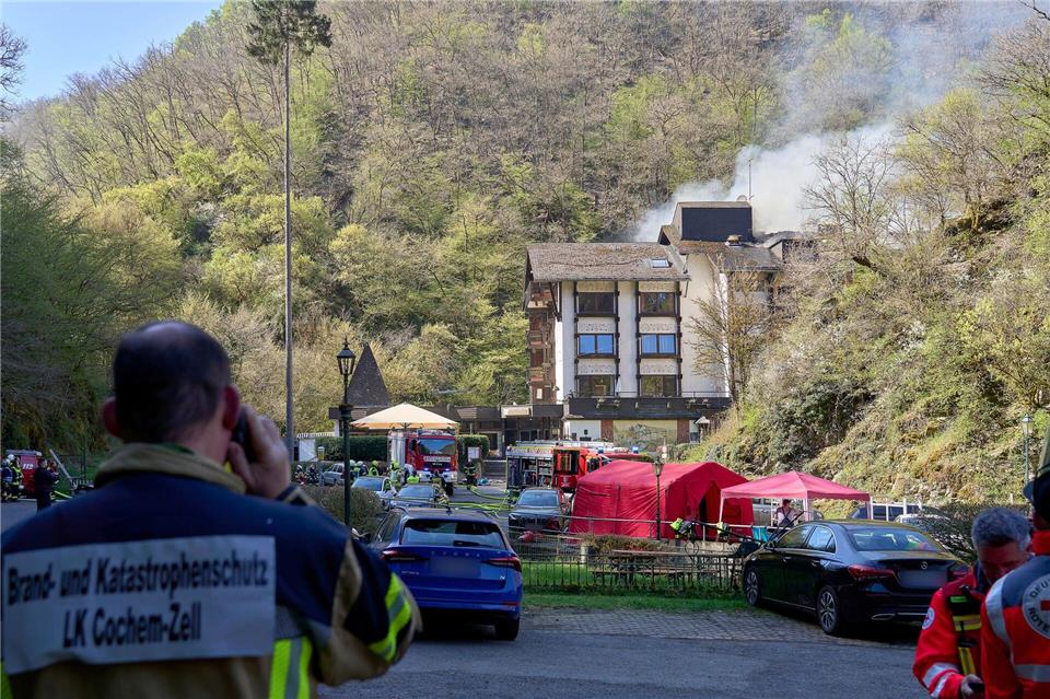 Die Löscharbeiten an einem Hotel in Cochem konnten mittlerweile abgeschlossen werden. (Archivbild)Sascha Ditscher/dpa