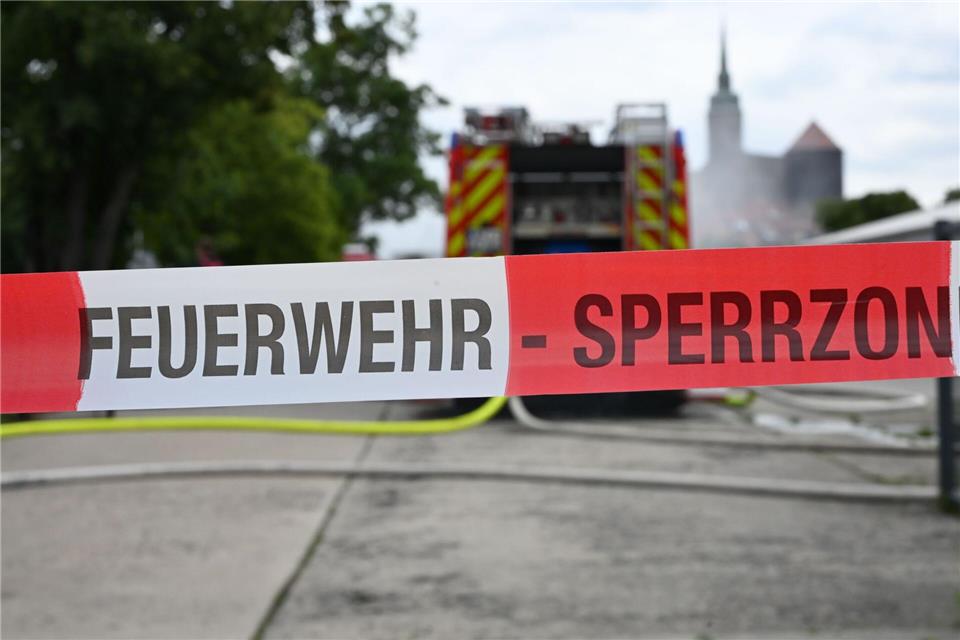Die Löscharbeiten dauern voraussichtlich noch über den heutigen Tag hinaus an.Katharina Kausche/dpa