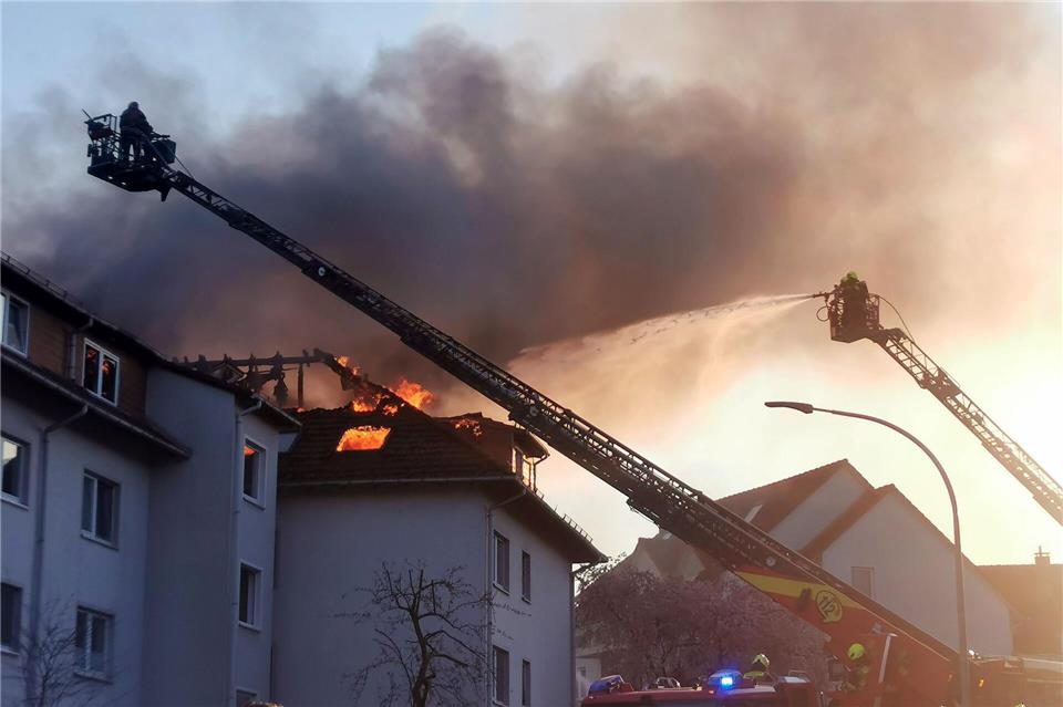 Die Löscharbeiten dauerte die gesamte Nacht über an.Stefan Rampfel/dpa