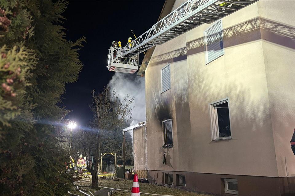 Die Löscharbeiten dauerten bis in den späten Abend an.Kevin Weddig/NEWS5/dpa