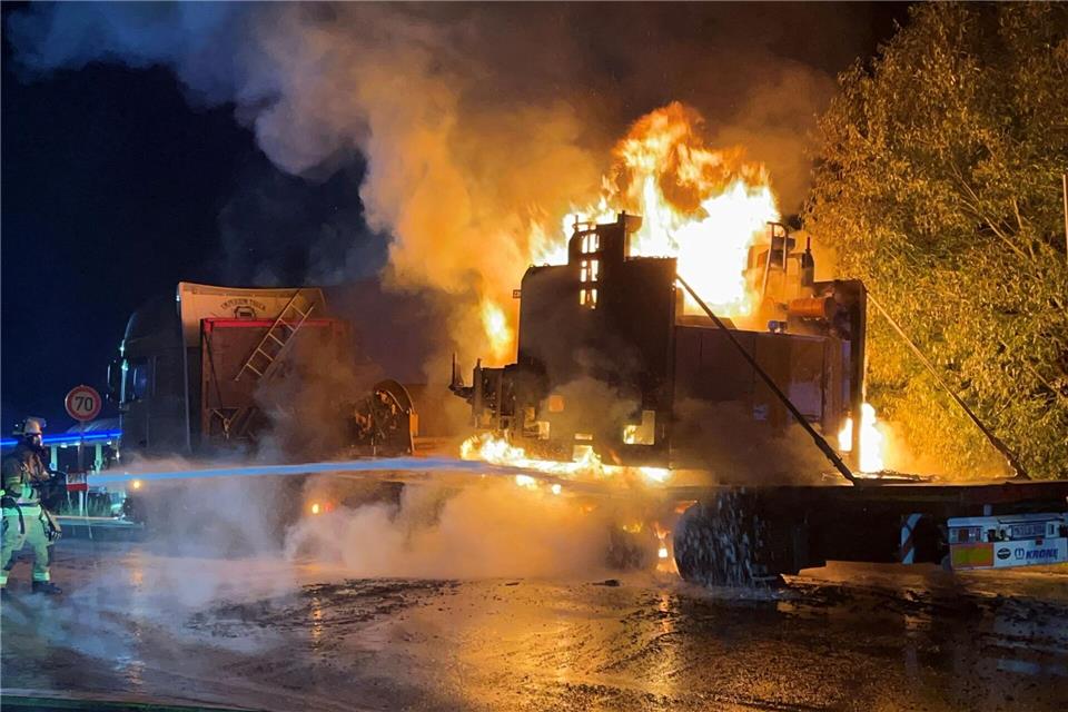 Die Löscharbeiten dauerten die ganze Nacht. Polizeiinspektion Stadtsteinach/dpa