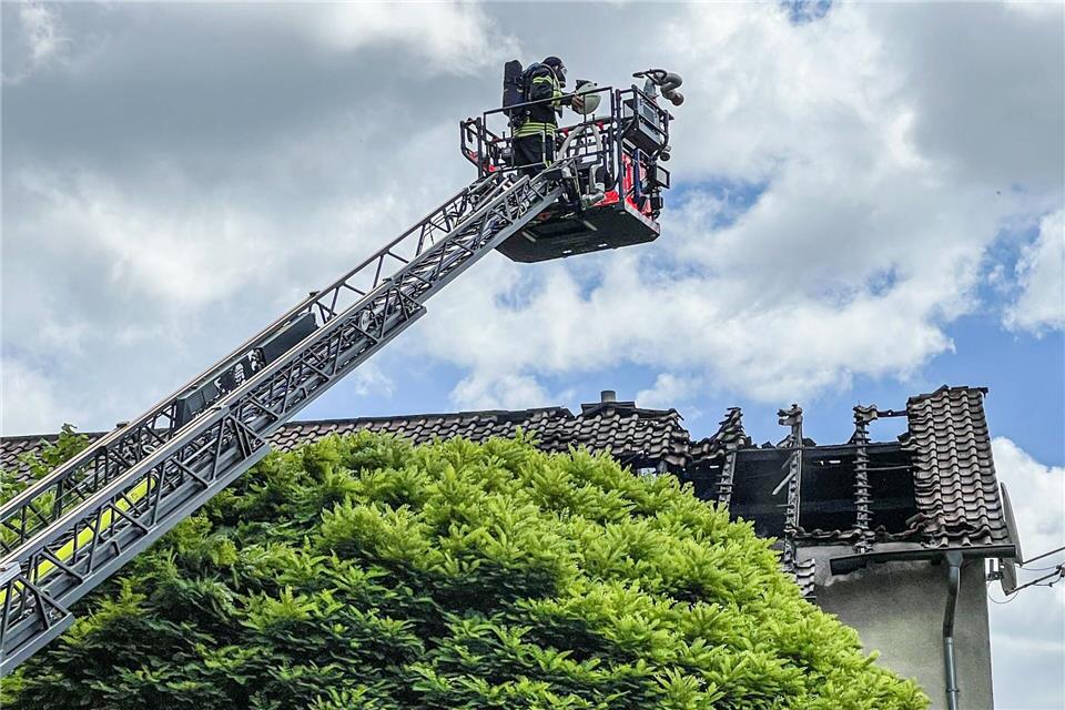 Die Löscharbeiten der Feuerwehr am Dachstuhl laufen. Jason Tschepljakow/dpa