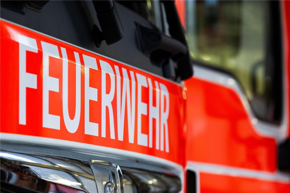 Die Löscharbeiten der Feuerwehr dauern aktuell noch an. (Symbolbild)Soeren Stache/dpa