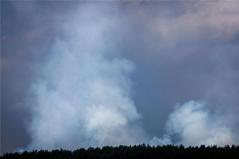 Die Löscharbeiten des Brandes im Müritz-Nationalpark gestalten sich schwierig.Jens Büttner/dpa