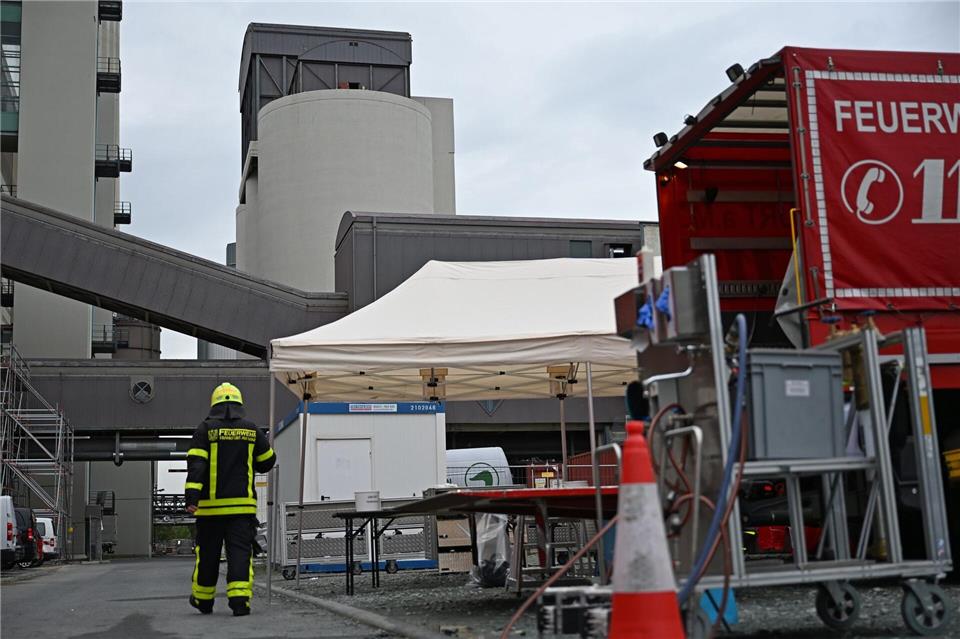 Die Löscharbeiten im Kohlesilo in Frankfurt dauern an. Die Brandursache konnte noch nicht abschließend geklärt werden. Michael Brandt/dpa