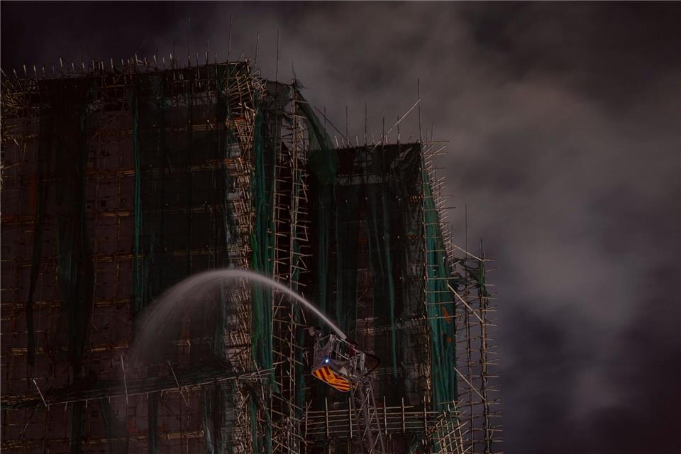 Die Löscharbeiten konnten am Vormittag eingestellt werden.Ng Han Guan/AP/dpa