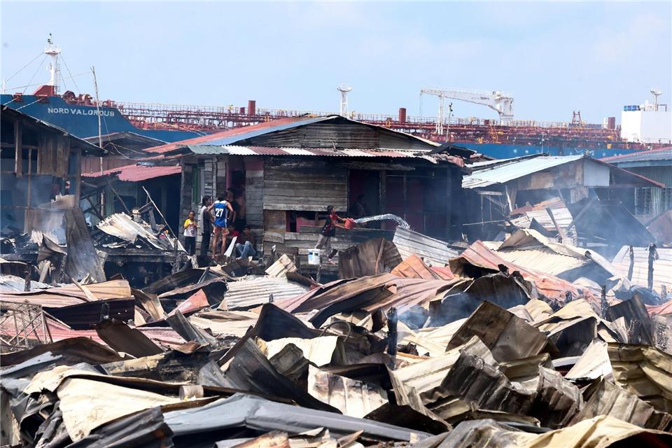 Die Löscharbeiten wurden nach Angaben von Einsatzkräften durch enge Zufahrten, starken Wind und eingeschränkten Zugang zu Wasser bei Ebbe erschwert.Bernama/Handout/XinHua/dpa