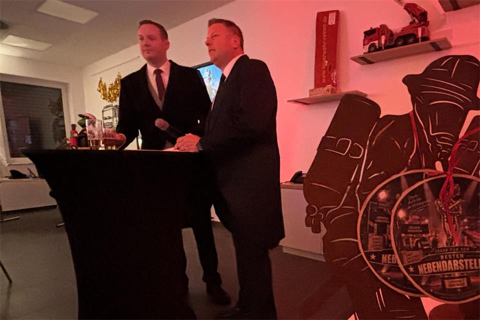 Die Löschzugführer Christian Fiedler (r.) und Stefan Holthausen in der Rolle der Oscar-Laudatoren bei der Preisverleihung