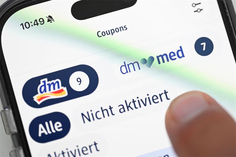 Die Logos von dm und der Online-Apotheke dm-med unterscheiden sich.Bernd Weißbrod/dpa