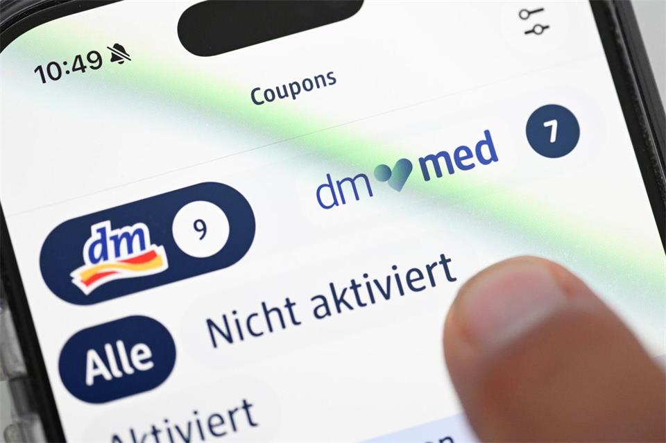 Die Logos von dm und der Online-Apotheke dm-med unterscheiden sich.Bernd Weißbrod/dpa