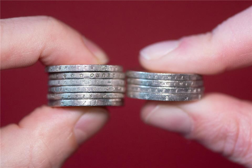 Die Lohnlücke zwischen Männern und Frauen ist im Westen größer als im Osten. (Symbolbild)Sebastian Kahnert/dpa