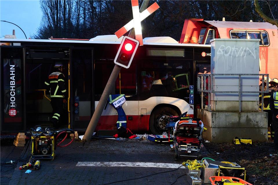 Die Lok und der Bus kollidierten an einem unbeschrankten Bahnübergang im Stadtteil Wilhelmsburg. (Archivbild) Marcus Golejewski/dpa