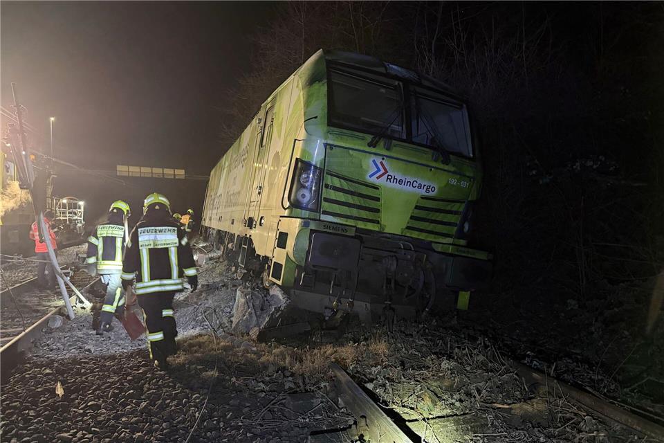 Die Lok war gegen Mitternacht entgleist. -/Feuerwehr Hattersheim/dpa