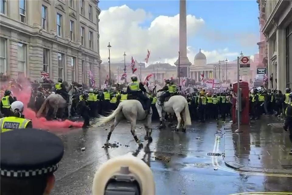 Die Londoner Met Police musste im Laufe des Nachmittags für Verstärkung sorgen.Pol Allingham/PA Wire/dpa