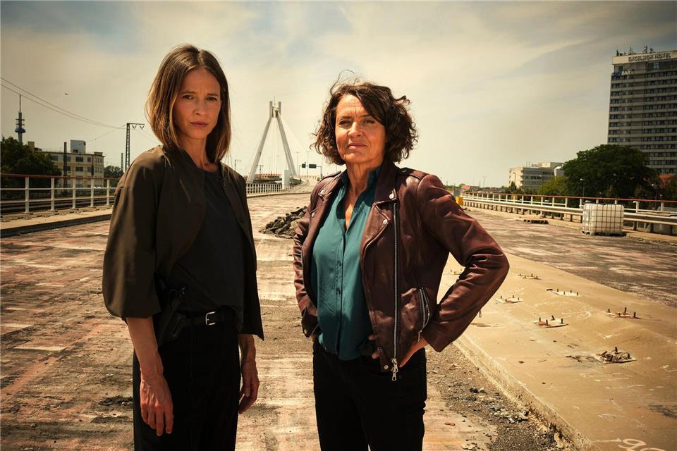 Die Ludwigshafener Kommissarinnen Johanna Stern (Lisa Bitter, links) und Lena Odenthal (Ulrike Folkerts) in einer Szene aus dem „Tatort“-Krimi „Mike & Nisha“. (Archivbild)Benoît Linder/SWR/dpa