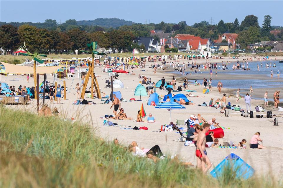 Noch ein paar Sonnenstrahlen bevor der Herbst beginnt Die Lübecker Bucht wurde von vielen genutzt, um noch mal vor Herbstbeginn die Ostsee zu besuchen.Bodo Marks/dpa