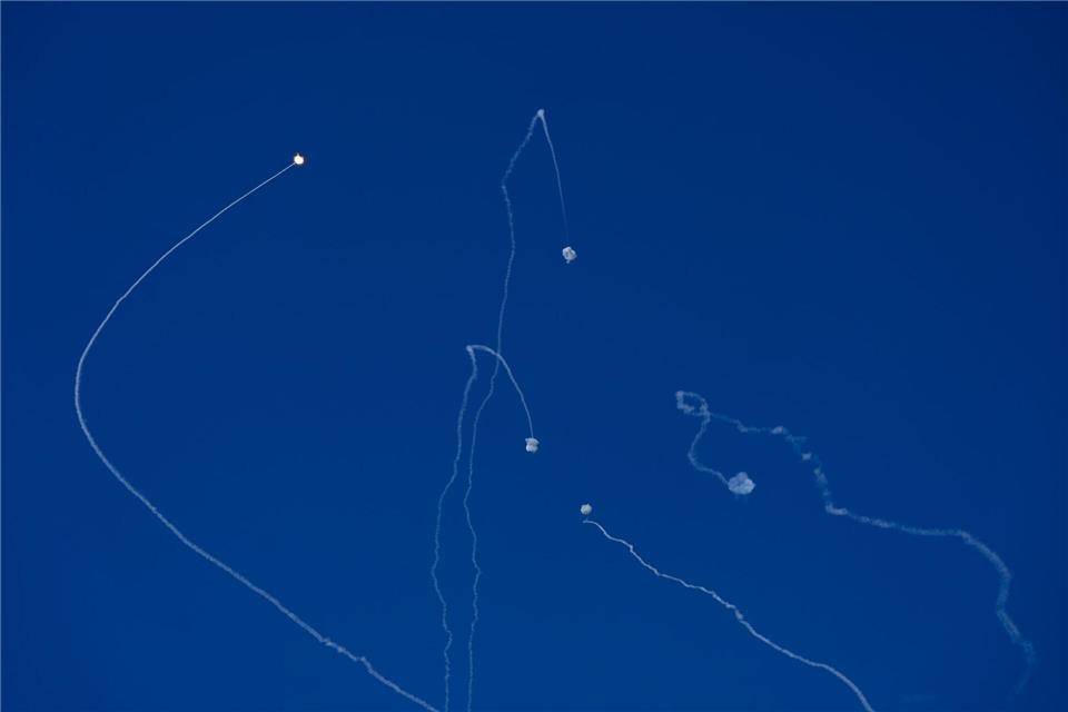 Die Luftabwehr - hier in Israel - schießt unter anderem Raketen am Himmel ab.Baz Ratner/AP/dpa