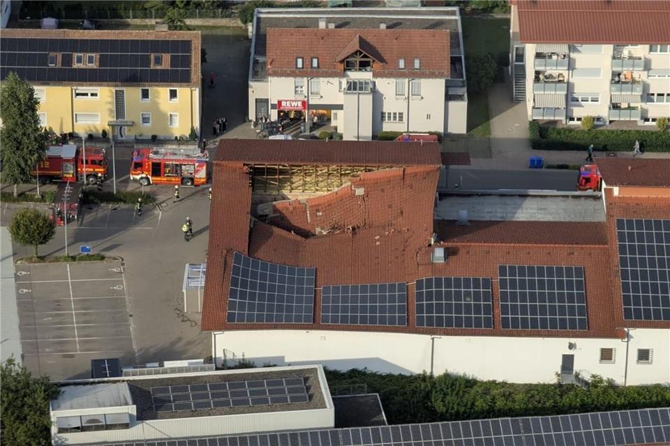 „Viel Glück gehabt“ - Verletzte bei Supermarktdach-Einsturz Die Luftaufnahme der Feuerwehr zeigt das Ausmaß des Einsturzes.Freiwillige Feuerwehr Lauchringen/dpa