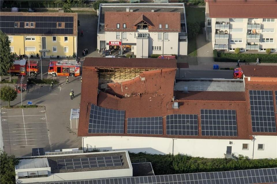 Die Luftaufnahme einer Drohne der Feuerwehr zeigt das teilweise eingestürzte Dach eines Supermarktes.Freiwillige Feuerwehr Lauchringen/dpa