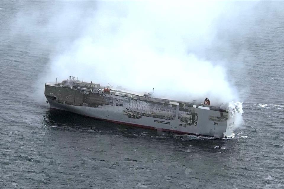 Autofrachter sollte möglichst schnell einen Hafen anlaufen Die Luftaufnahme zeigt den Autofrachter „Fremantle Highway“ in der Nordsee, von dem weiter Rauchwolken aufsteigen.