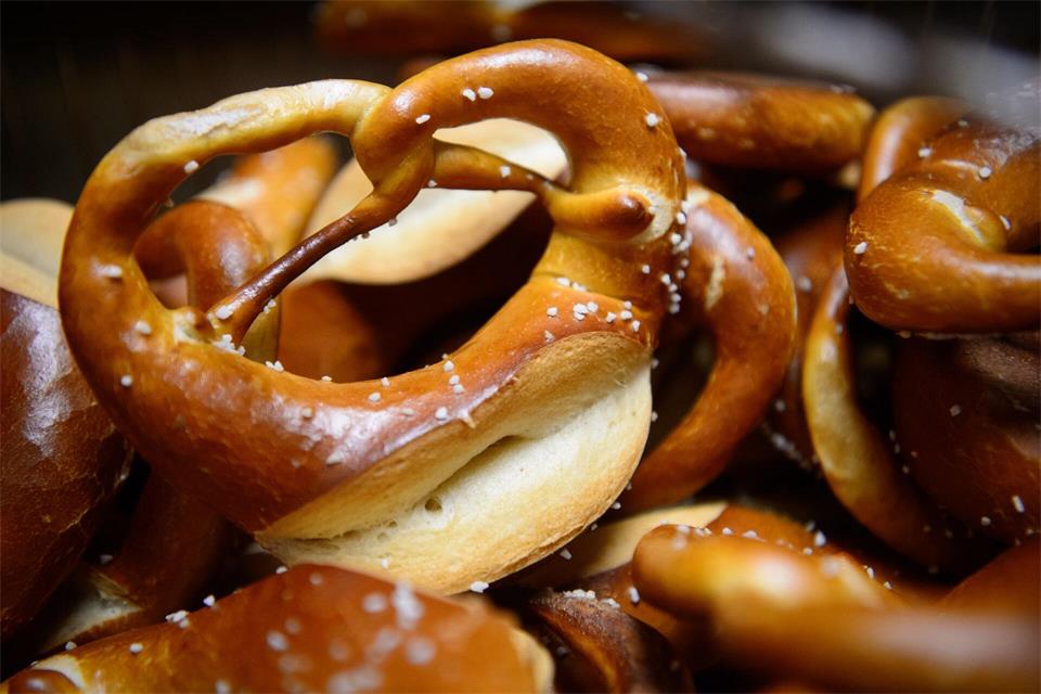 Die Luftfeuchtigkeit ist entscheidend dafür, wie knusprig die Brezel ist. (Symbolbild)Sina Schuldt/dpa