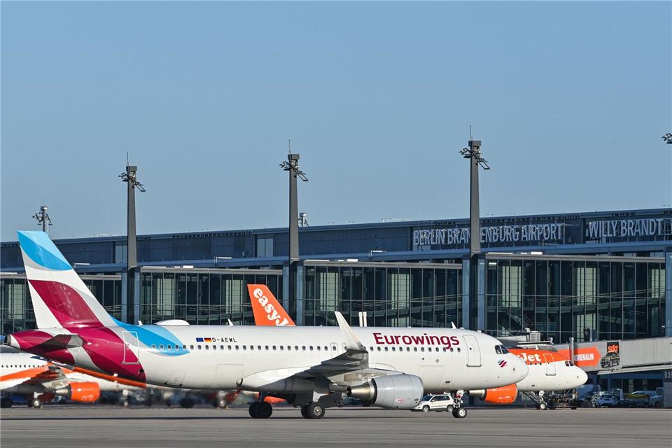 Die Lufthansa-Tochter Eurowings stationiert am BER künftig neun Flugzeuge, zwei mehr als bisher. (Archivbild)Patrick Pleul/dpa-Zentralbild/dpa