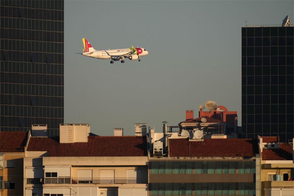 Die Lufthansa ist dem Einstieg bei der portugiesischen Airline Tap einen wichtigen Schritt näher gekommen. Armando Franca/AP/dpa