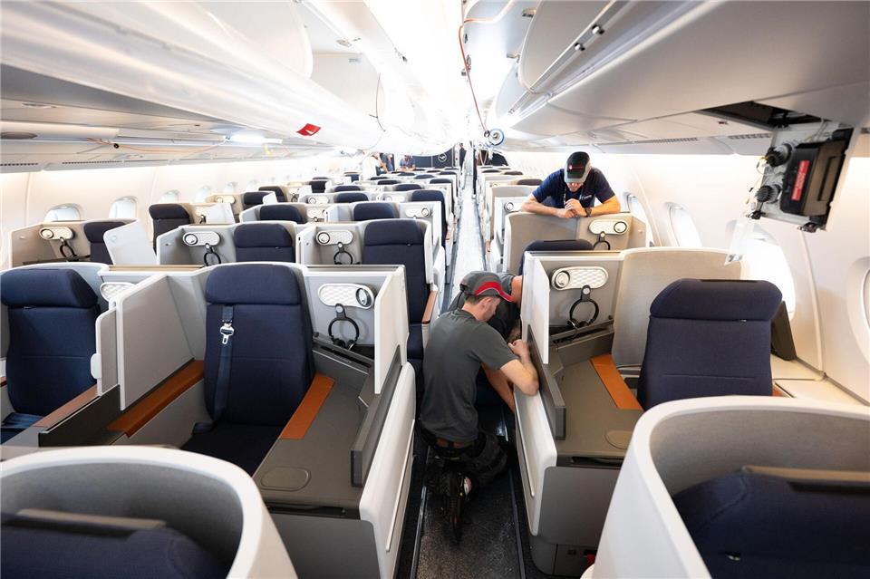 Die Lufthansa lässt ihre Maschinen vom Typ A380 in den Elbe Flugzeugwerken in Dresden umrüsten und wertet dabei die Business Class auf. Sebastian Kahnert/dpa