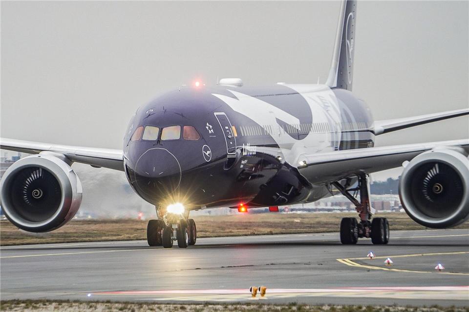 Die Lufthansa schickt zum 100. Jahrestag sechs Jets in einer Sonderlackierung auf die Strecke. Andreas Arnold/dpa