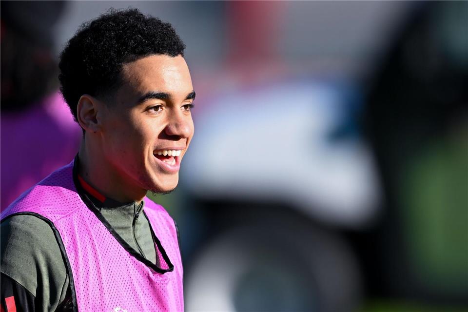 Die Lust auf Fußball ist Rückkehrer Jamal Musiala beim Abschlusstraining der Bayern anzusehen.Sven Hoppe/dpa