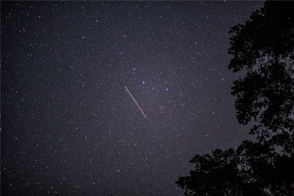 Die Lyriden kommen und damit können Sternschnuppen am Himmel gesehen werden - auch wenn das hier im Bild nur ein Satellit ist. (Archivbild)Patrick Pleul/dpa-Zentralbild/dpa