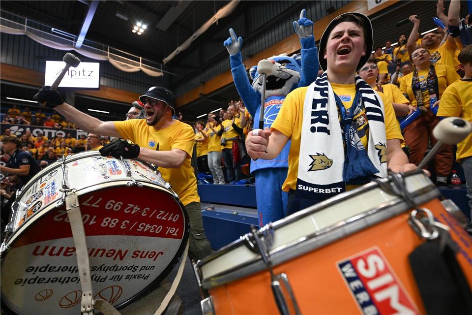 Die MBC-Fans bekamen noch einen Grund zum Feiern. Hendrik Schmidt/dpa