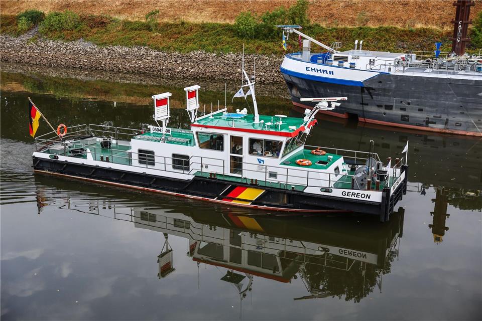 Die MS Gereon fährt zur Vermessung des Rheins in Köln aus dem Mülheimer Hafen.Oliver Berg/dpa