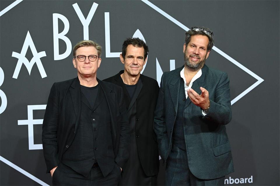 Die Macher von „Babylon Berlin“ (von links nach rechts): Henk Handloegten, Tom Tykwer und Achim von Borries. (Archivbild)Jens Kalaene/dpa