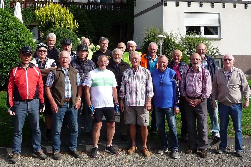 Die Männergruppe Ü 50 von Eintracht Erle hat sich am Biggesee einquartiert.