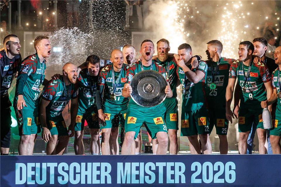 Die Magdeburger Mannschaft feiert den Meisterschaftstitel der Handball-Bundesliga.Andreas Gora/dpa
